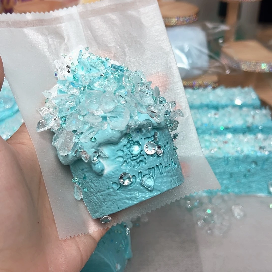 塑料湖蓝色浓厚冰激凌210g