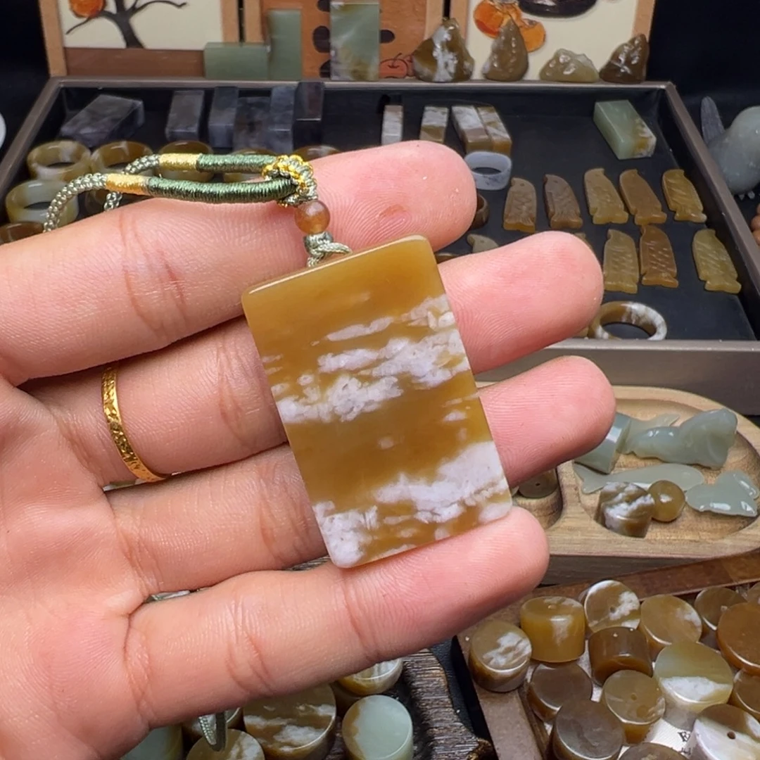 娑***盗和田玉（糖玉）未镶嵌珠宝奇石牌子福利