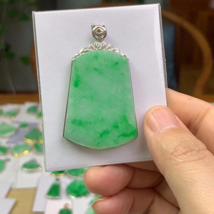 翡翠18K金镶嵌颈饰翡翠首饰