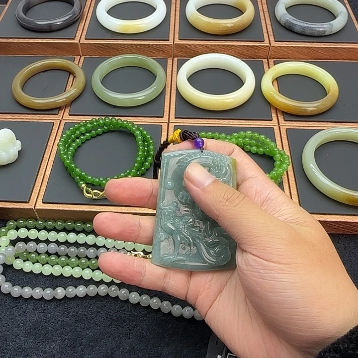 翡翠未镶嵌胸饰牌子