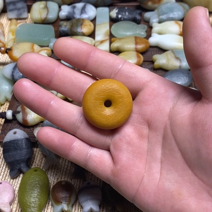 淳***n蛇纹石玉未镶嵌颈饰
