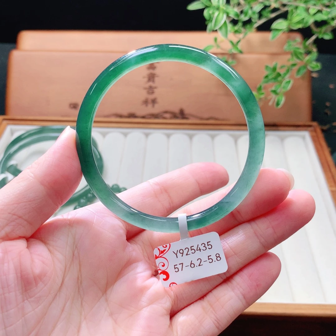 未镶嵌手镯（圆镯）翡翠