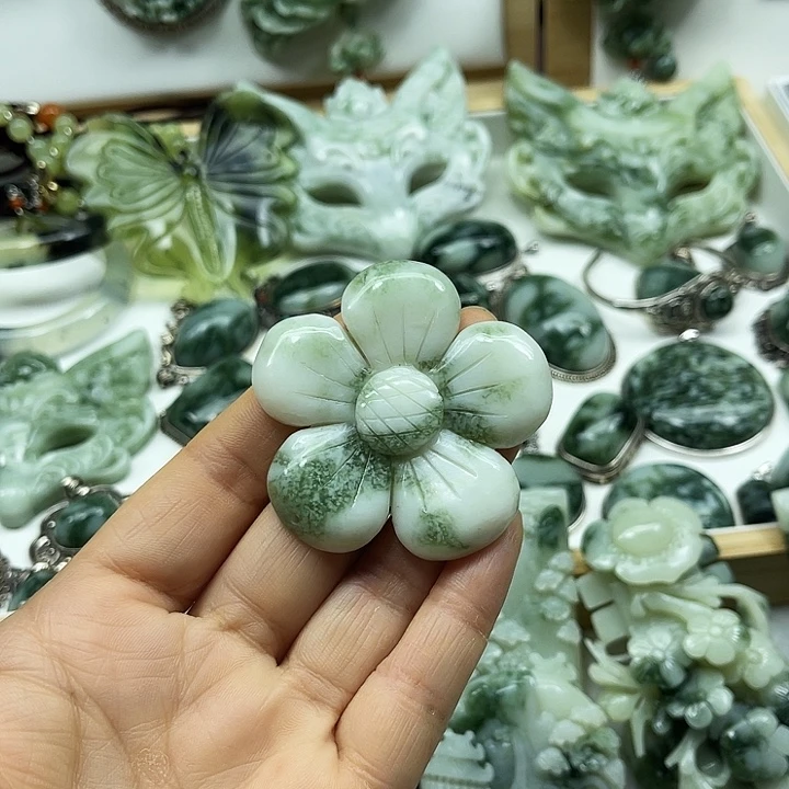 透闪石-蛇纹石玉未镶嵌颈饰