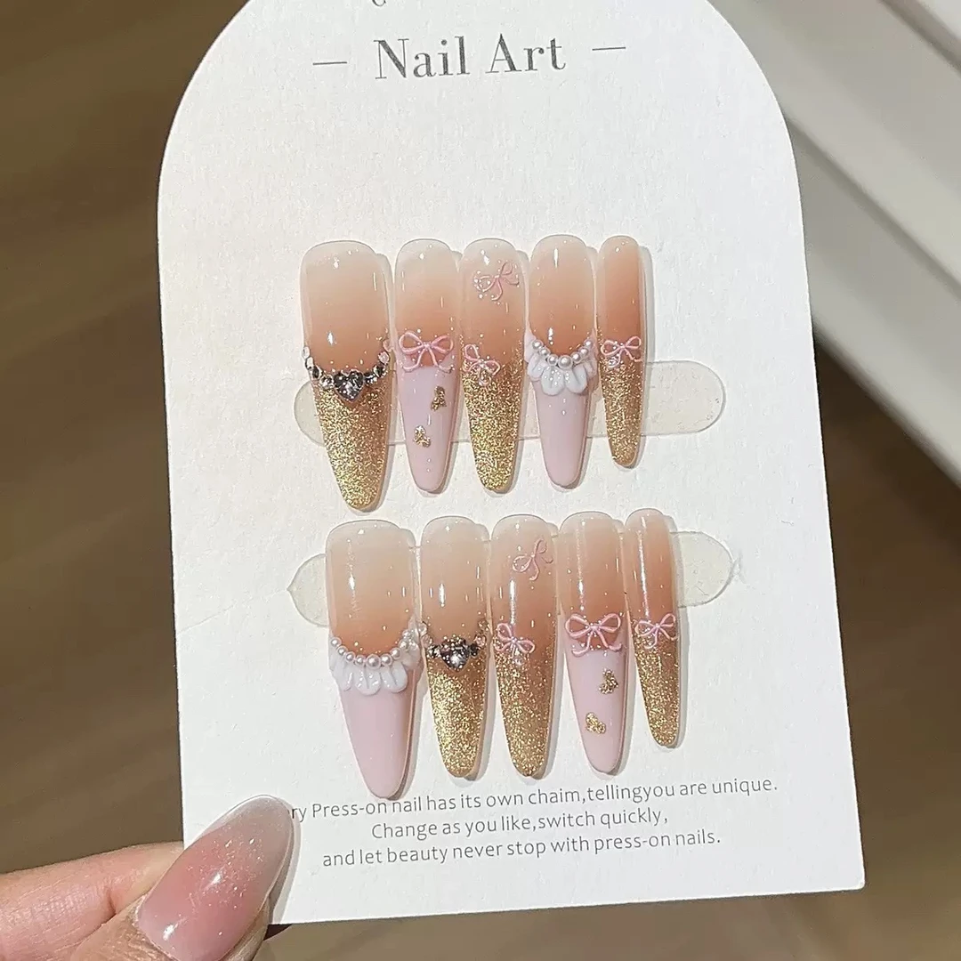 浪漫法式爆闪金色猫眼桃粉珍珠裙摆爱心贴钻手工穿戴甲渐变长甲