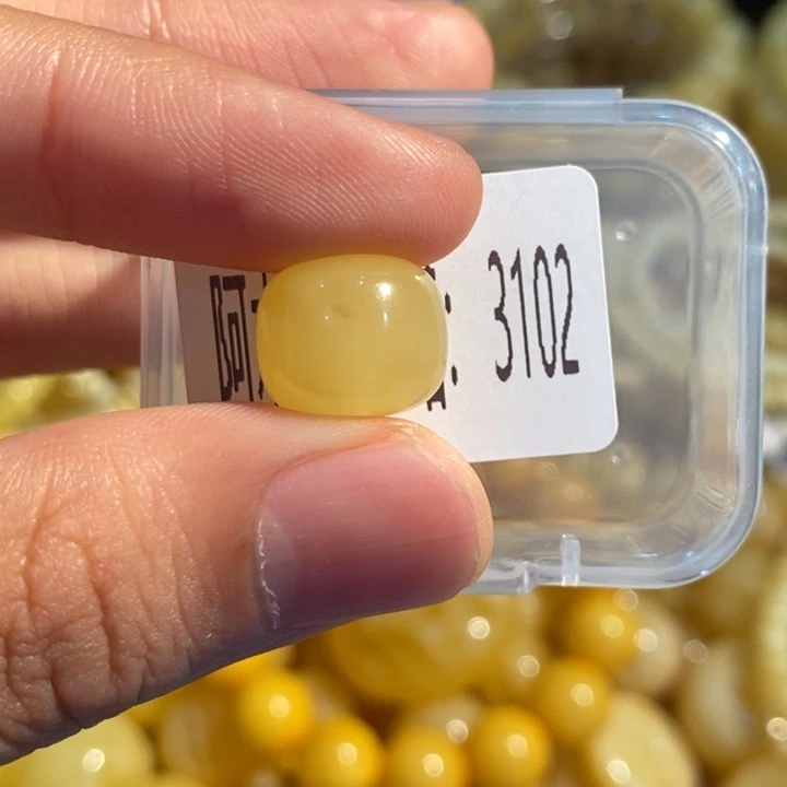 琥珀未镶嵌珠宝奇石3102