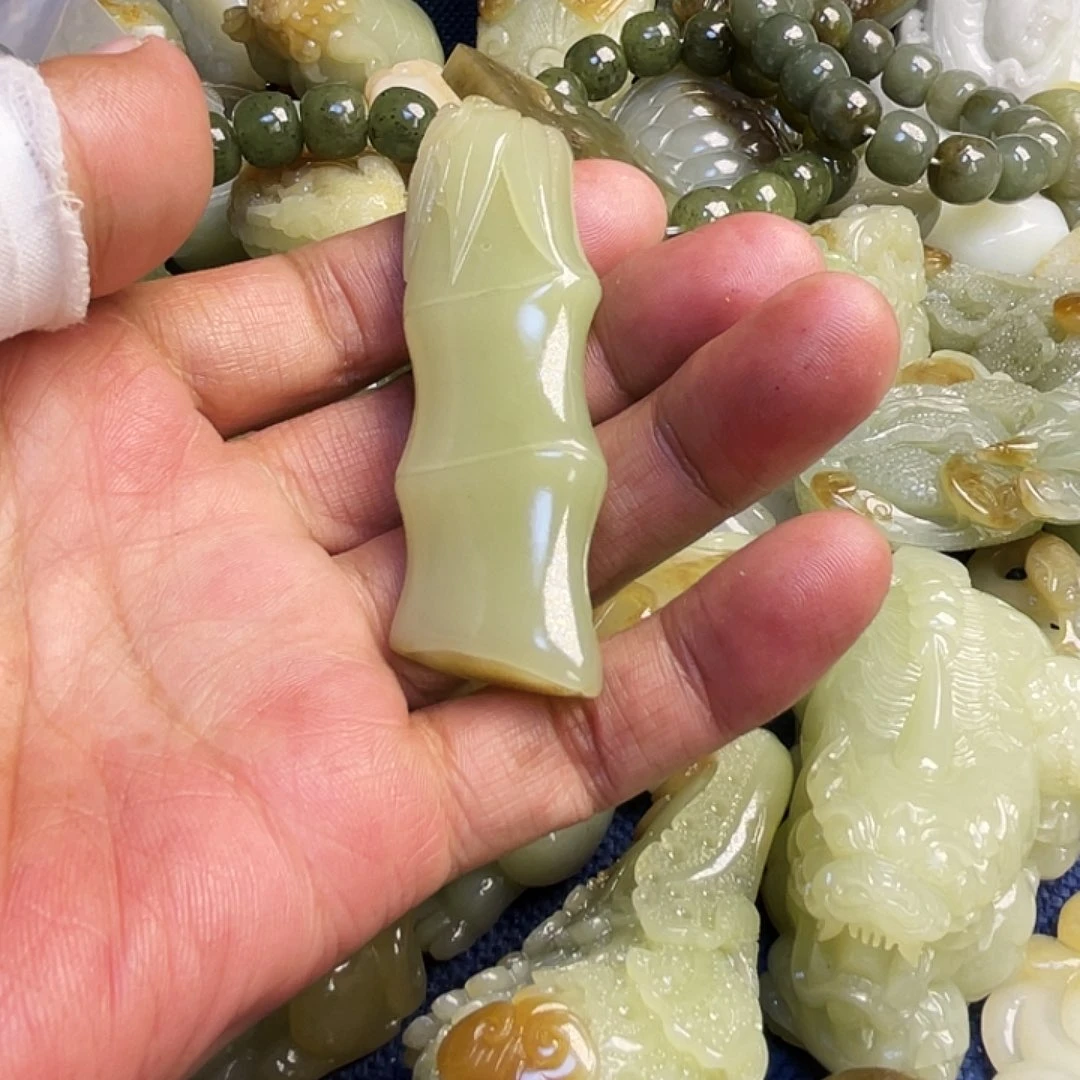 和田玉吊坠(不含链)未镶嵌钟*