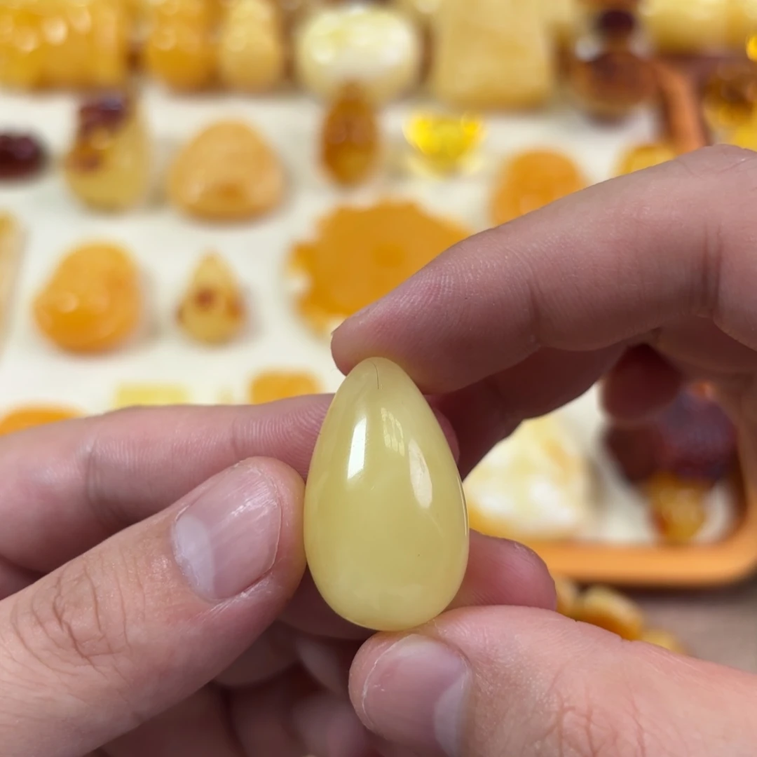 蜜蜡未镶嵌裸石水滴