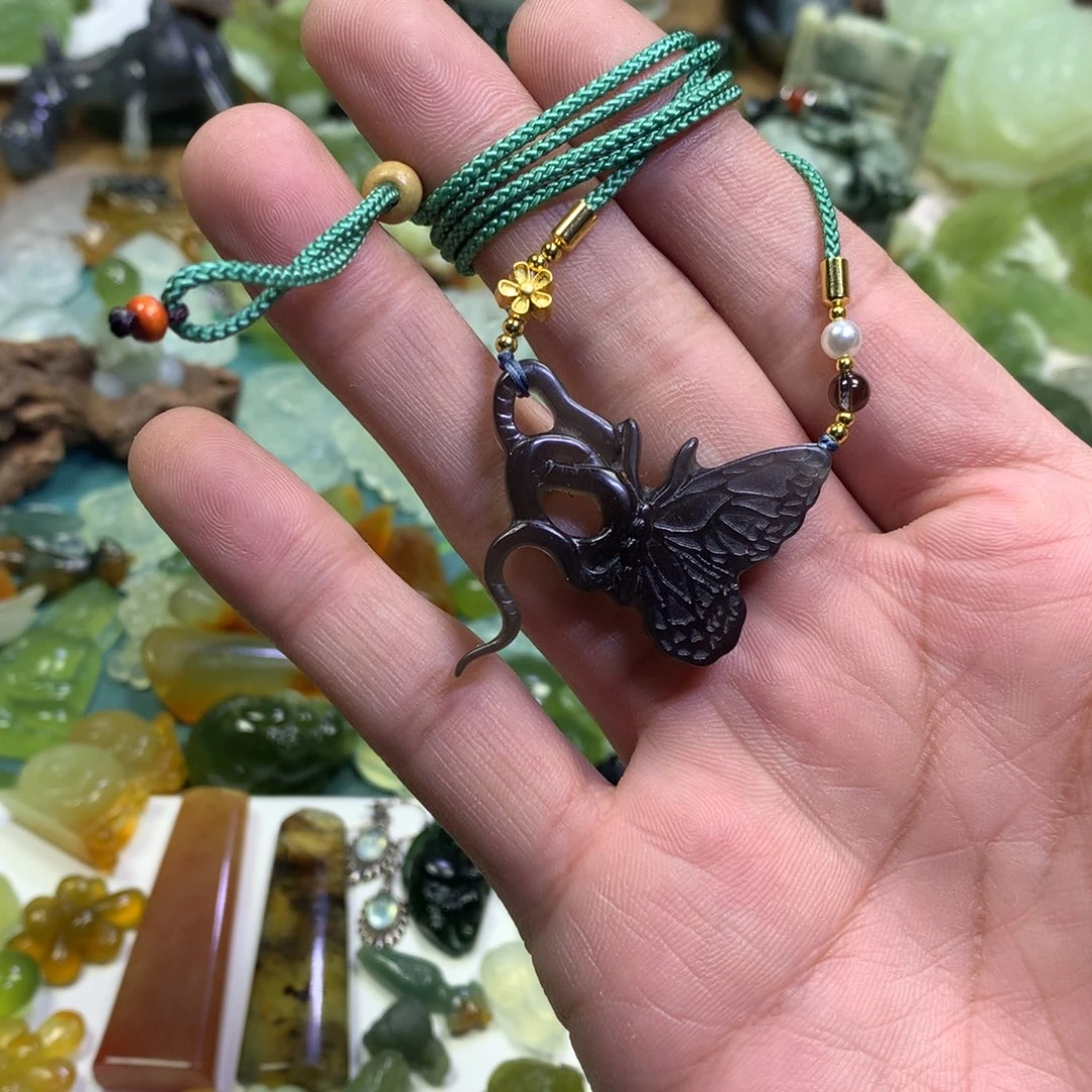 岫玉颈饰未镶嵌蛇蝶