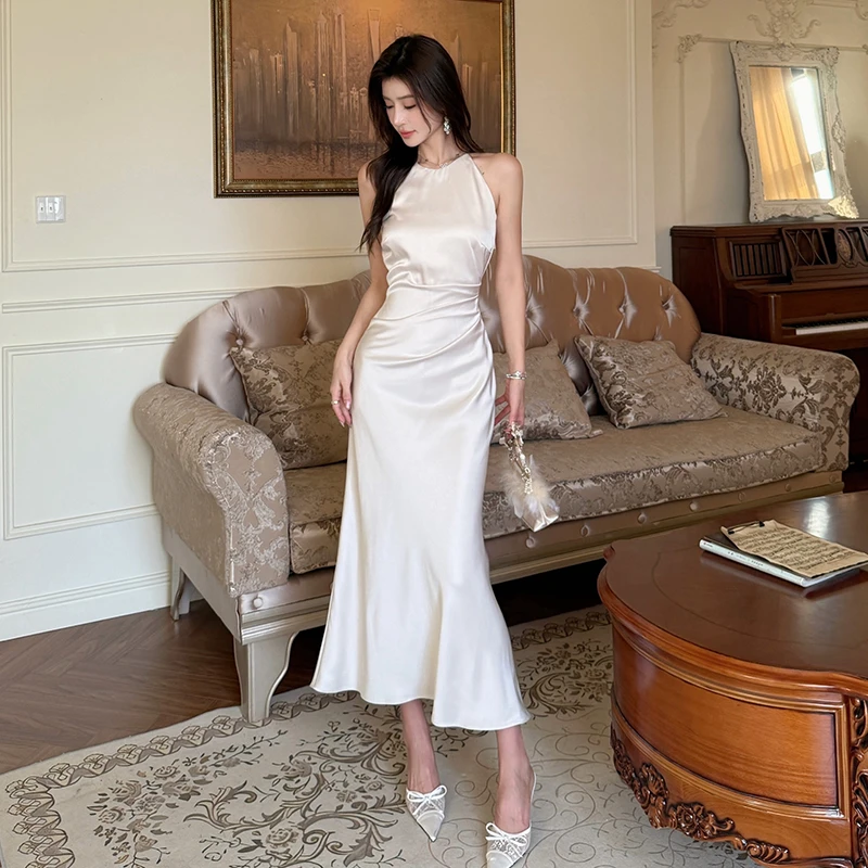 夏季新款法式复古锻感褶皱连衣裙女高级感气质挂脖收腰显瘦包臀裙