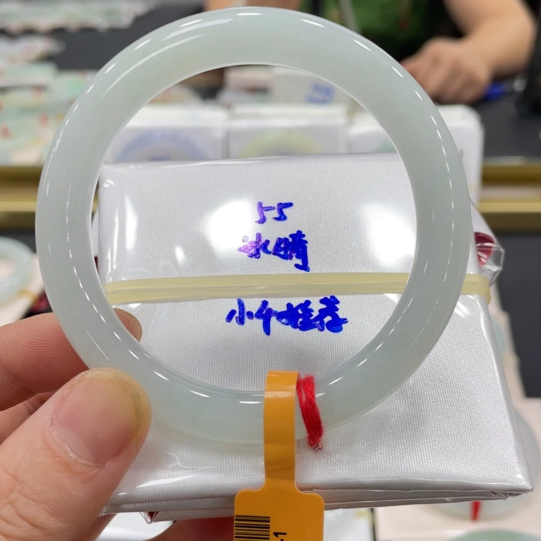 翡翠手镯未镶嵌翡翠手镯