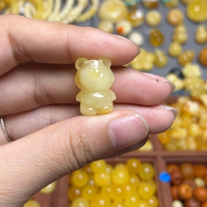蜜蜡未镶嵌珠宝奇石满蜡白俏色小熊