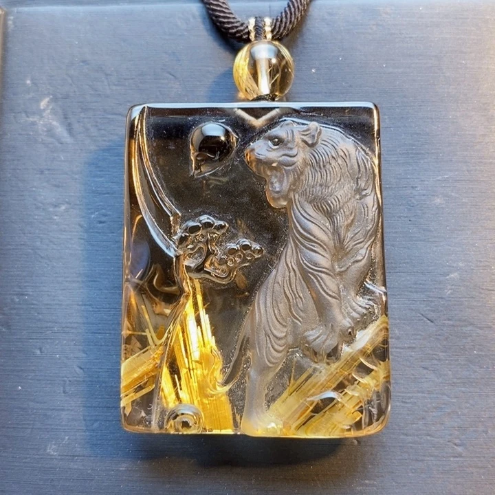 颈饰未镶嵌发晶天然茶体黄钛晶生肖上山虎无事牌