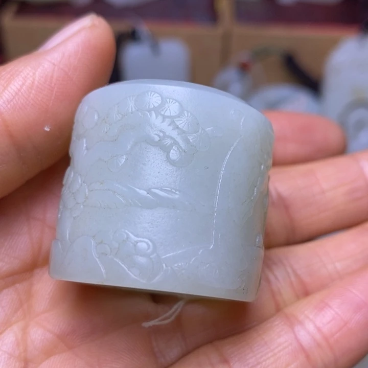 和田玉未镶嵌把件