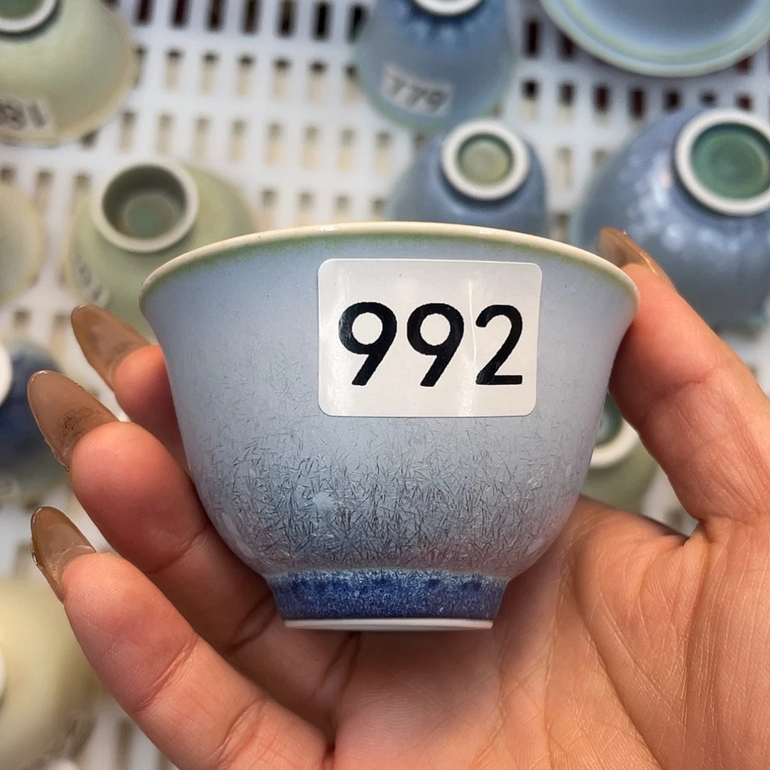 992。