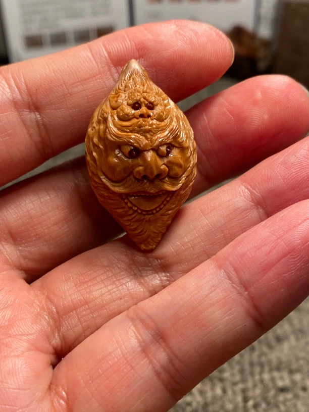 福利苏工核雕纯手工水晶油核雕刻，小鬼戏钟馗，表情丰富立体感十足