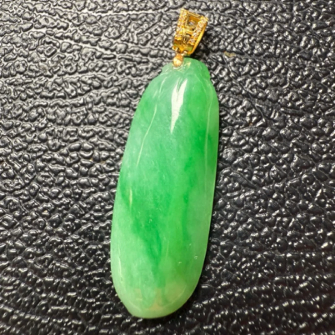 天然缅甸翡翠A货漂绿福瓜尺寸毫米34.5-13-6