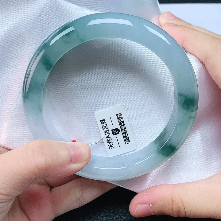 翡翠手镯未镶嵌61圈