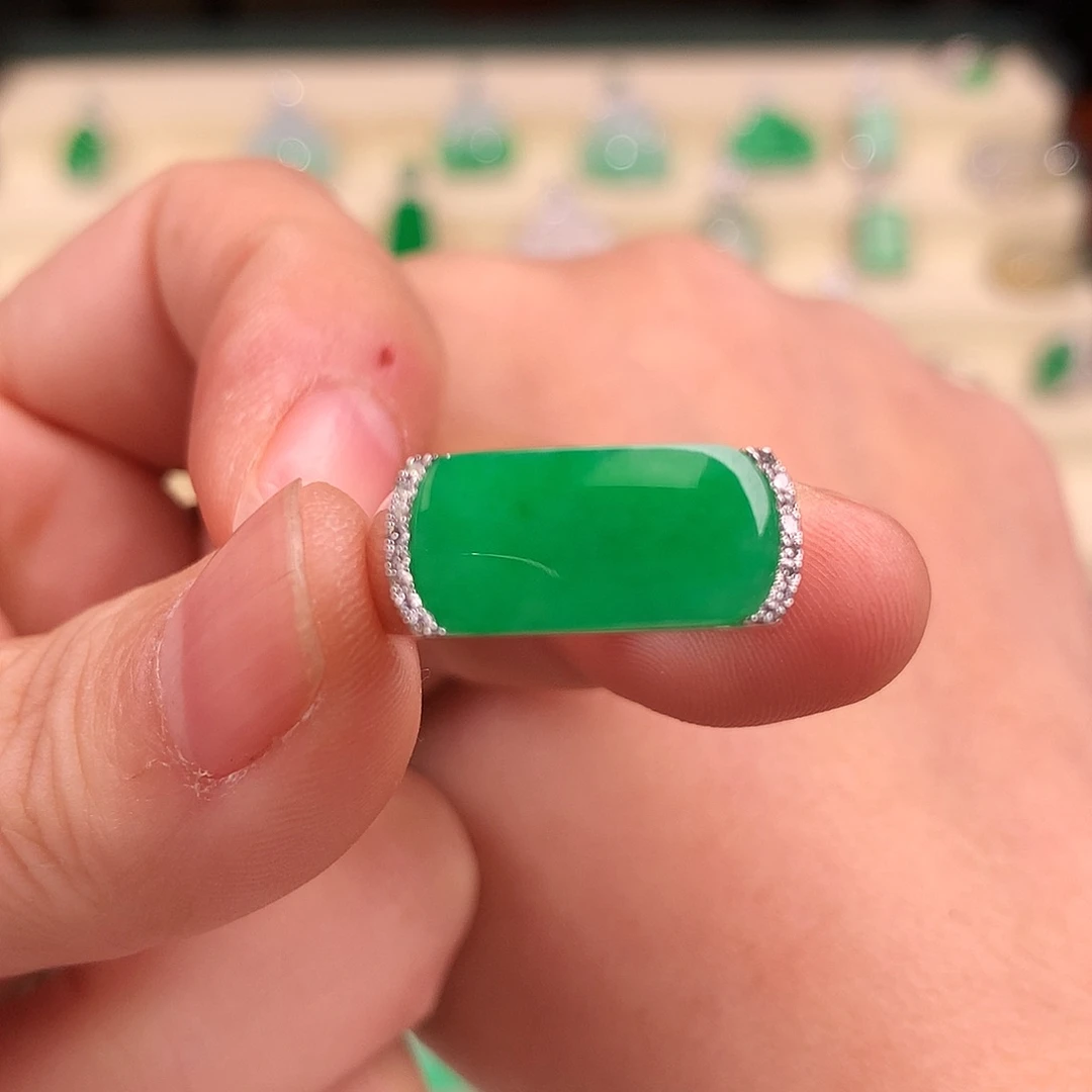 18K金镶嵌戒指翡翠缅料