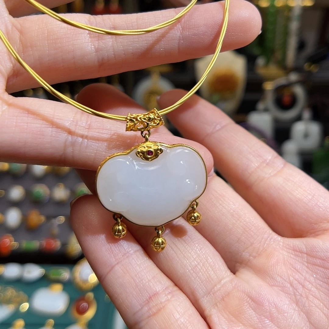 和田玉挂件18K金镶嵌不*