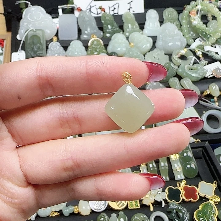 和田玉18K金镶嵌颈饰