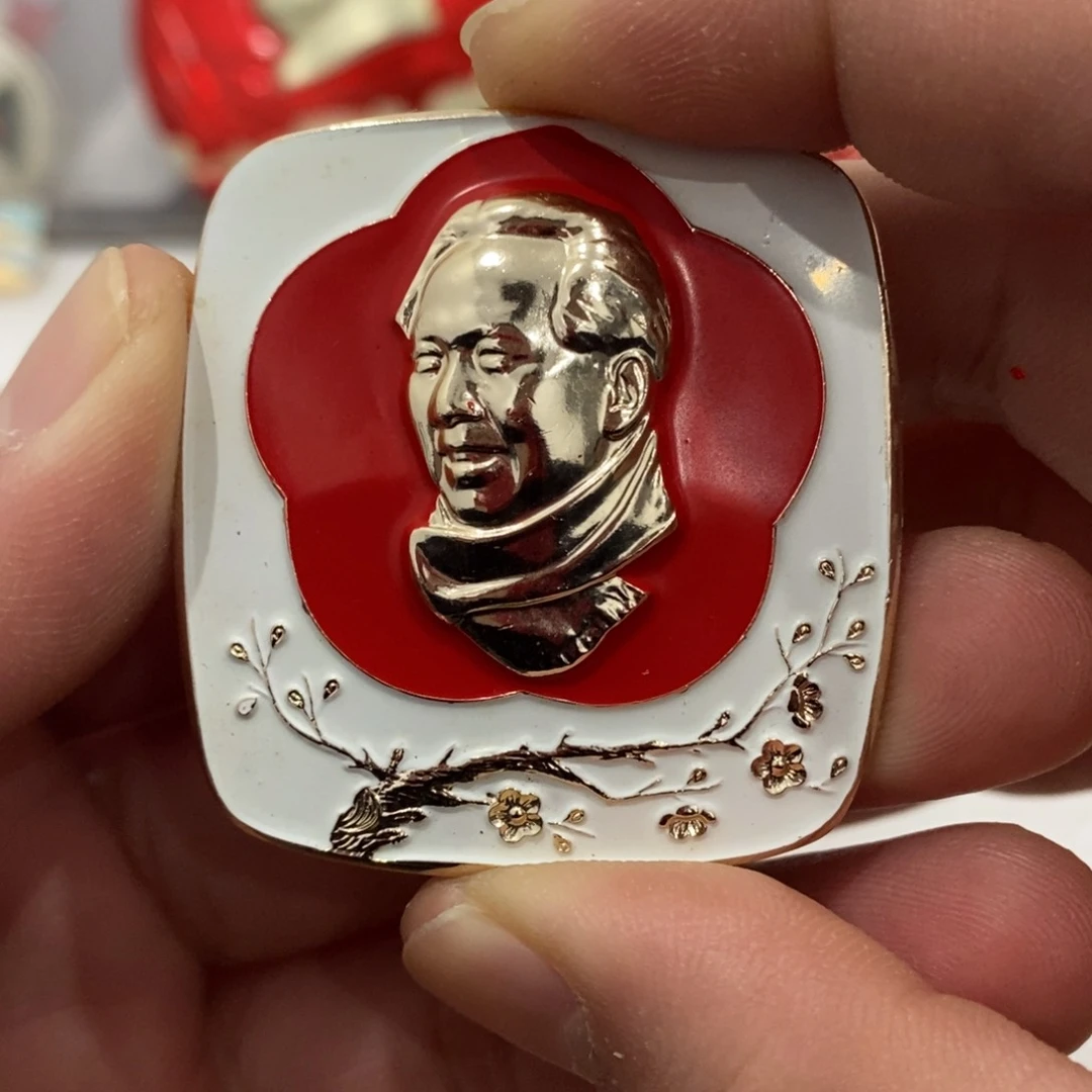 铝红色纪念章白色围脖梅花