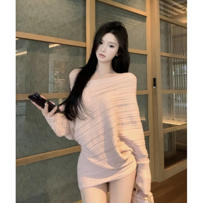 一字领粉色长袖针织衫女春季辣妹宽松毛衣罩衫设计感纯欲露肩上衣