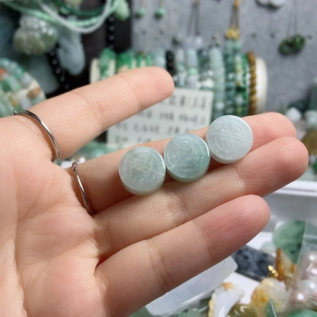 翡翠颈饰未镶嵌通孔八卦