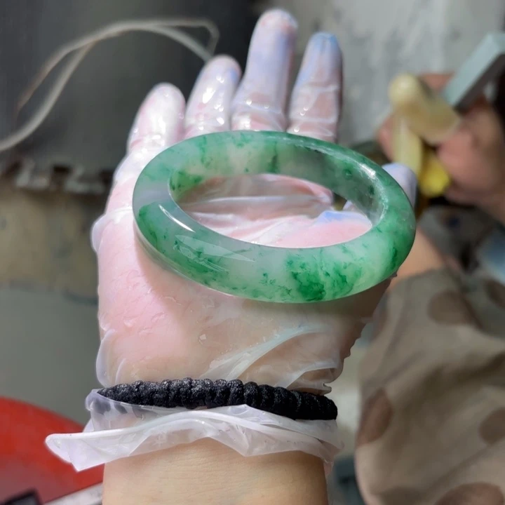 笑***满未镶嵌手镯石英质玉（非洲翠）定制