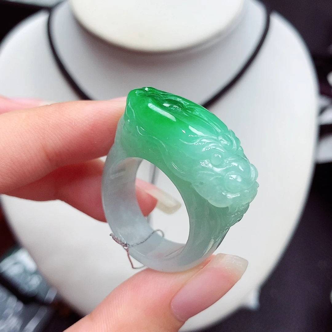 简***啊翡翠未镶嵌颈饰翡翠，内径20.1