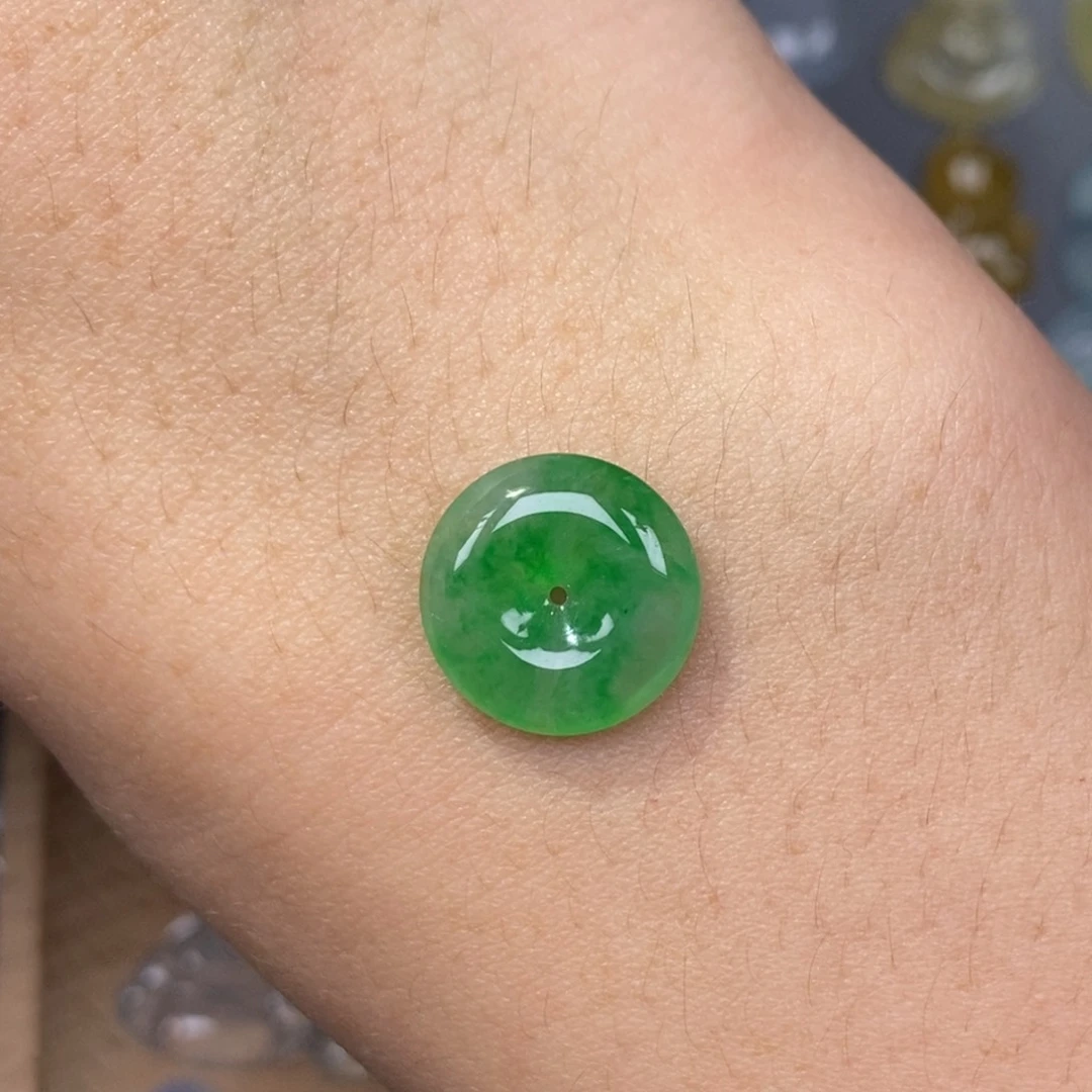 翡翠未镶嵌颈饰绿扣子