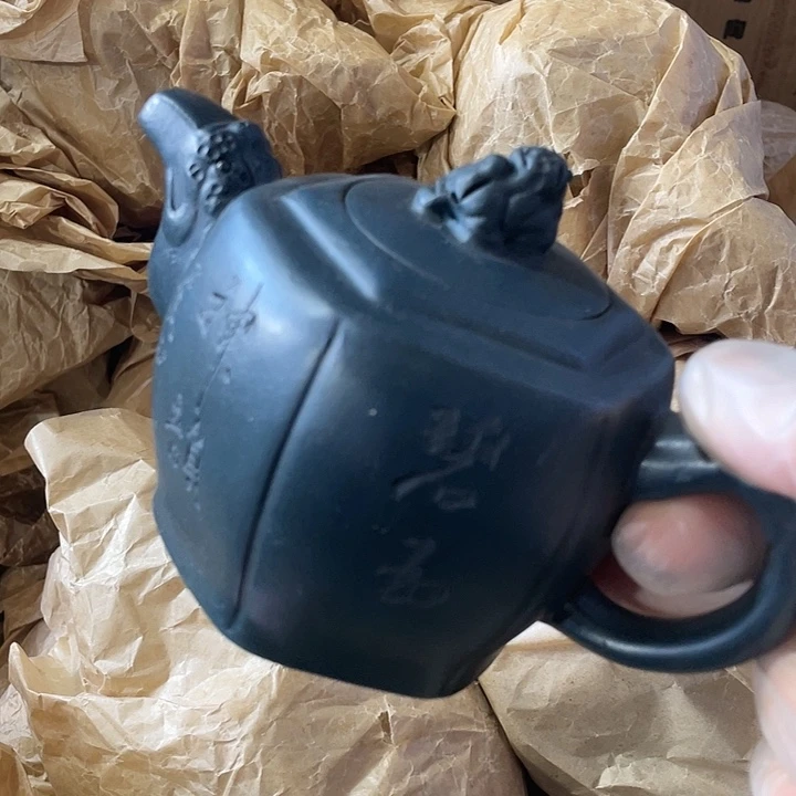 茶壶紫砂原矿泥料手工制作的一把紫砂壶。