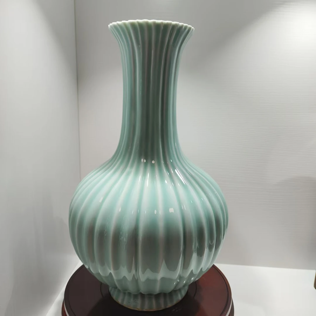 景德镇陶瓷手工隠青釉瓜菱瓶