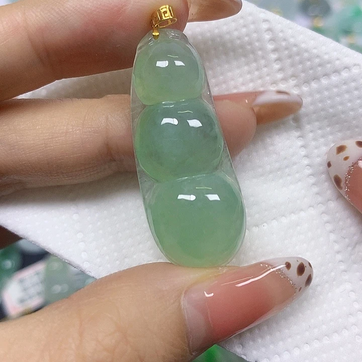 翡翠未镶嵌颈饰挂件