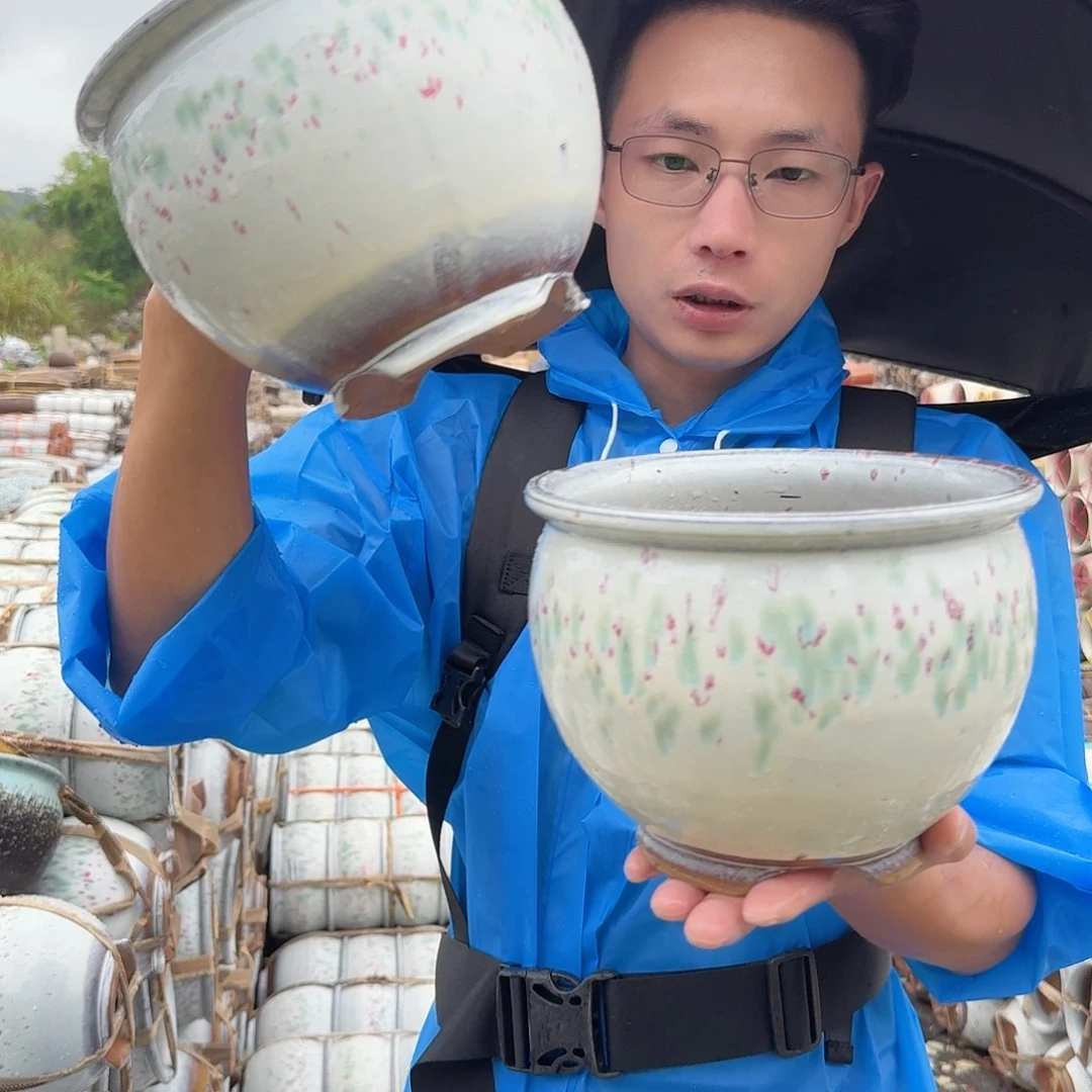 紫砂花盆口20高16；两个脚脚白色