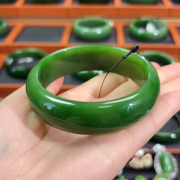 和田玉（碧玉）未镶嵌手镯阳绿料子细无包容