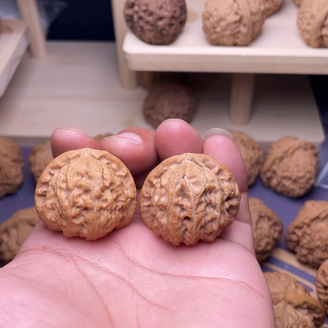 皮****文玩核桃白狮子36