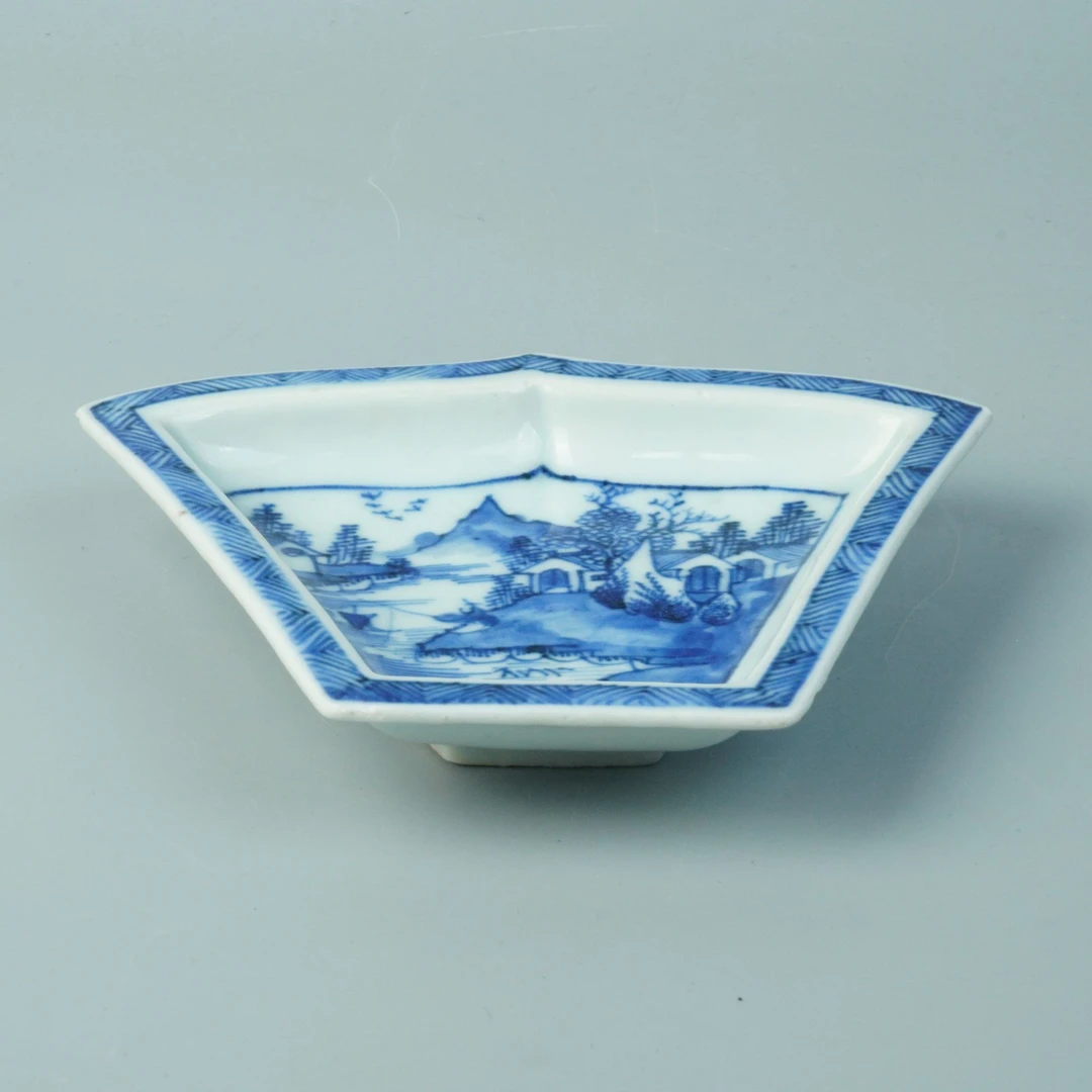 清乾隆 青花山水纹扇形盘YU202412040506