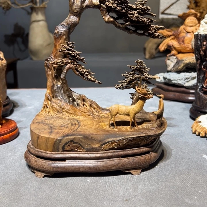 "***馆金丝楠一人一鹿摆件