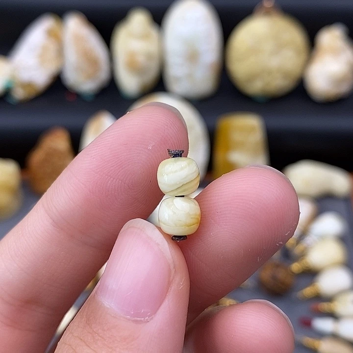裸石琥珀未镶嵌6.5对珠c151