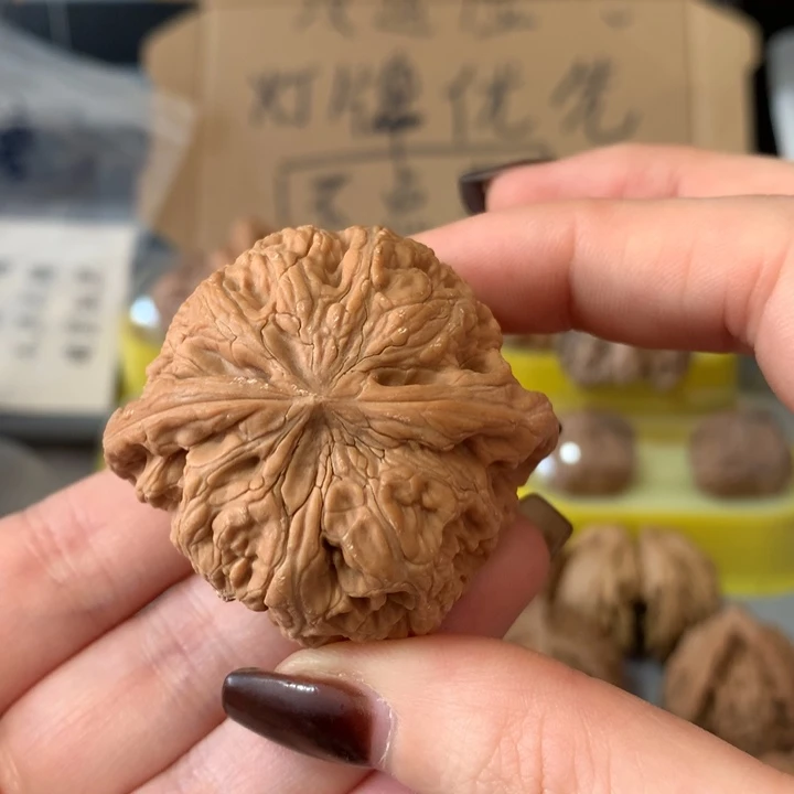 田***桐文玩核桃吊坠异形单只，有瑕疵