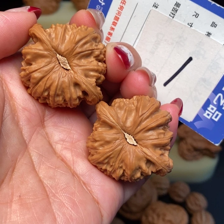 文玩核桃吊坠38白狮子