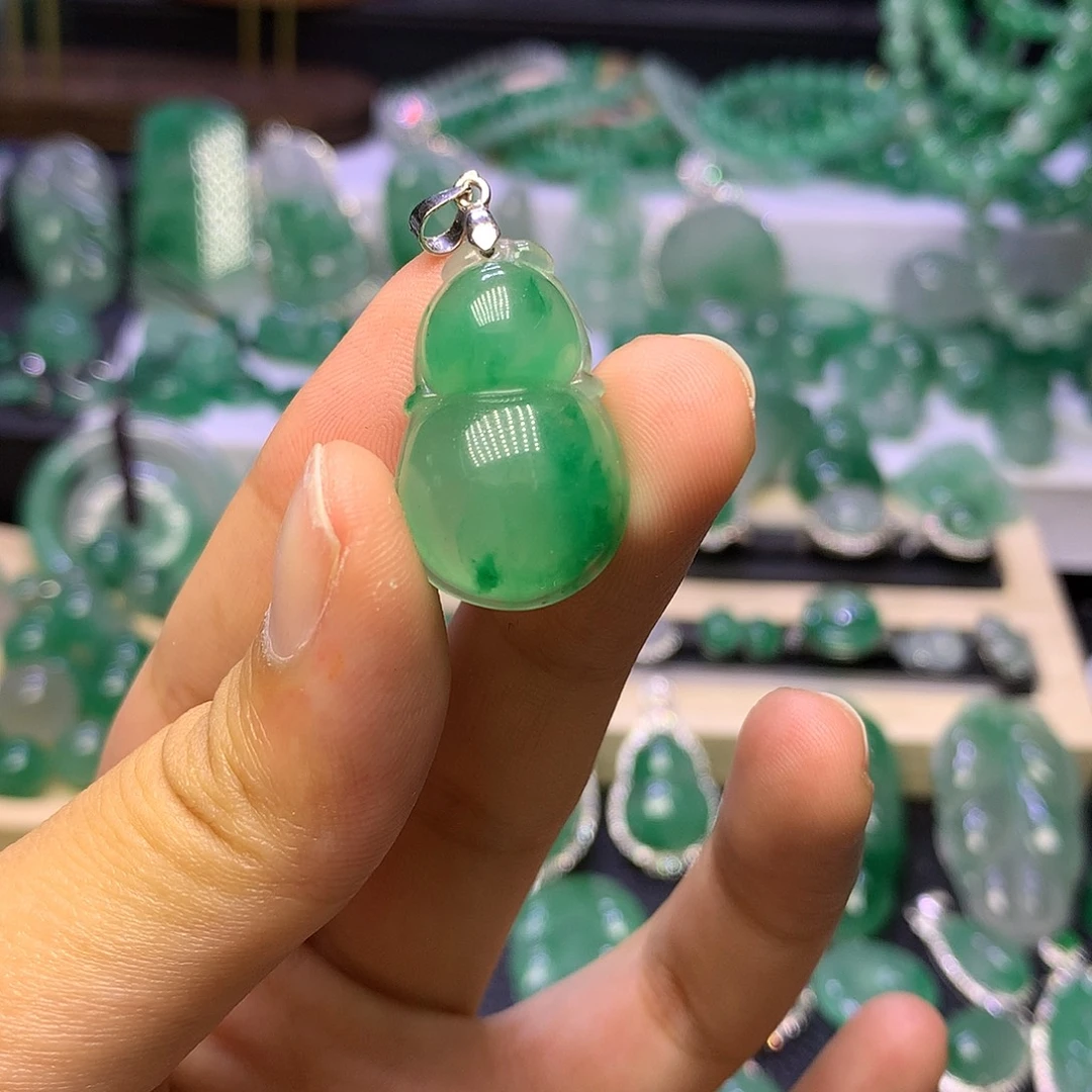 石英质玉（非洲翠）未镶嵌颈饰