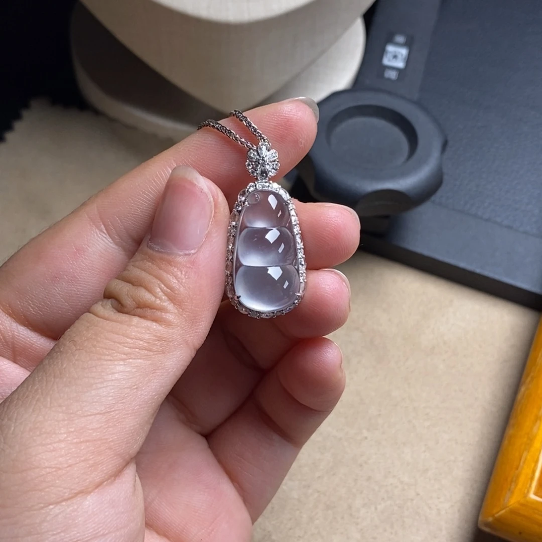 翡翠18K金镶嵌颈饰老坑玻璃种纯白起钢饱满福豆吊坠