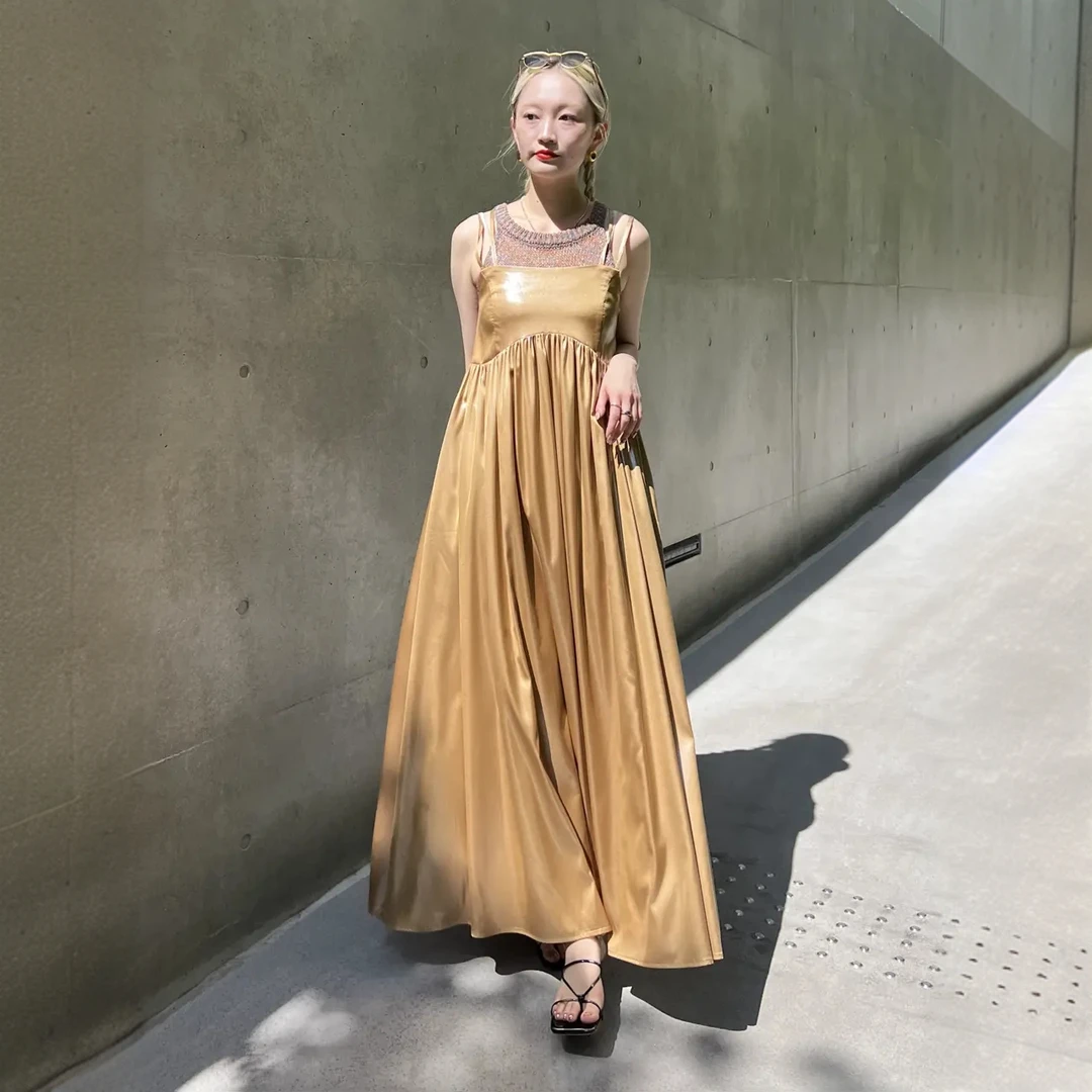 日单贵牌 光泽感 轻盈飘逸 高腰 双肩带 华丽吊带裙连衣裙18C