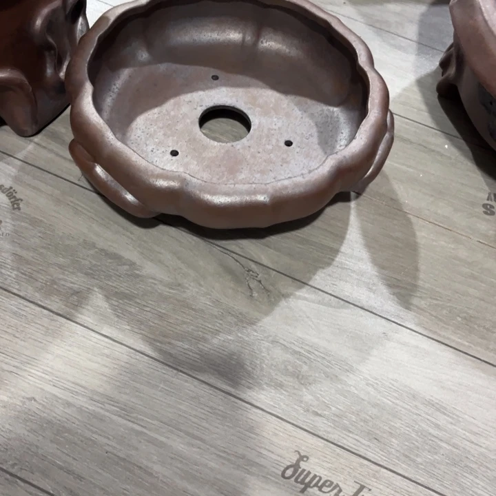 桩***缘紫砂花盆宜兴紫砂工艺厂。