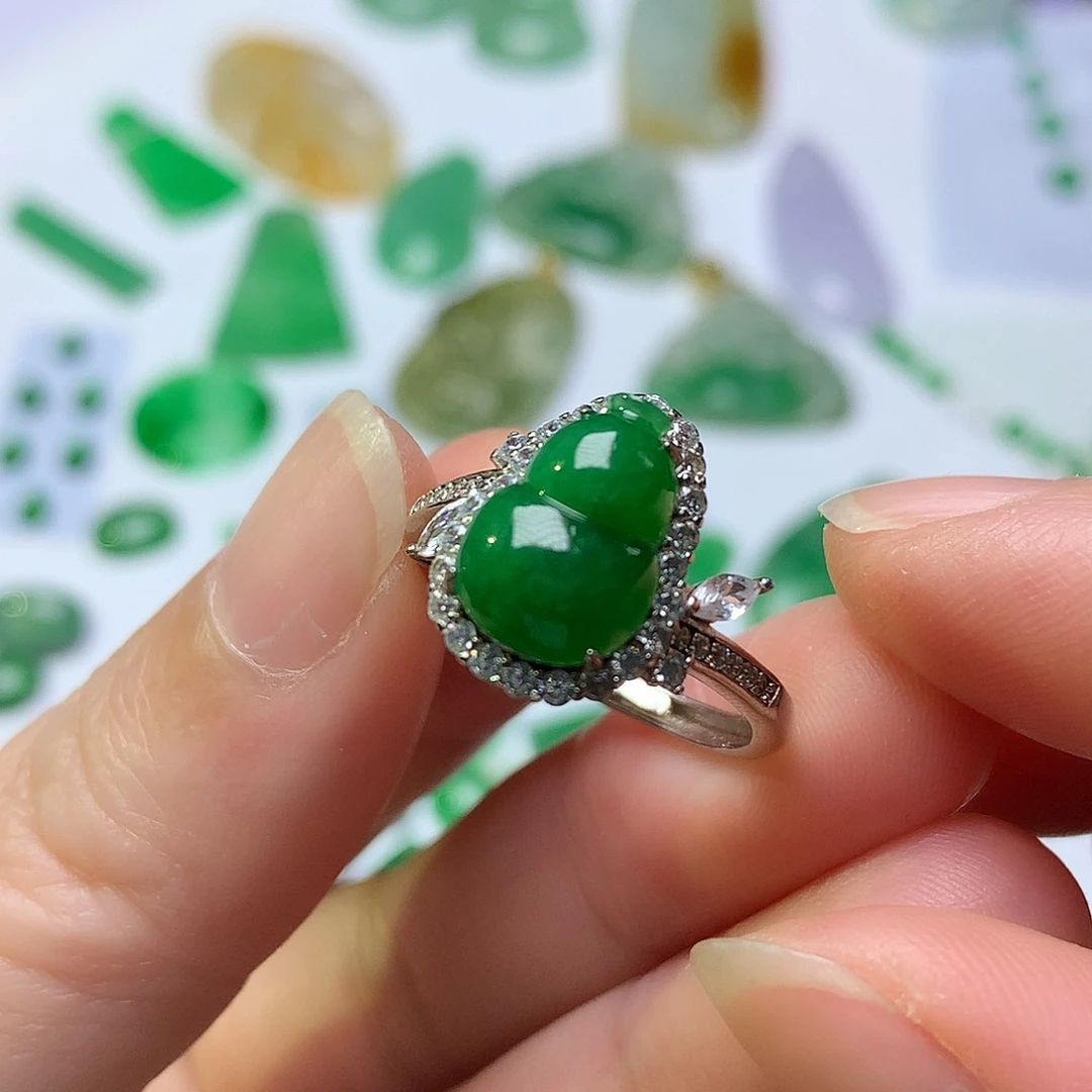 翡翠未镶嵌颈饰葫芦