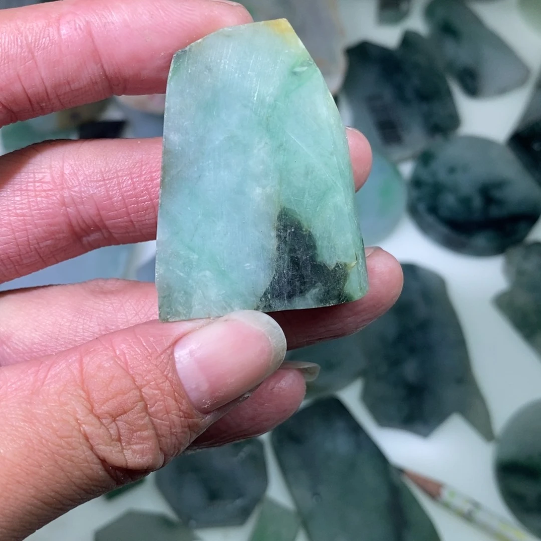 翡翠颈饰未镶嵌翡翠