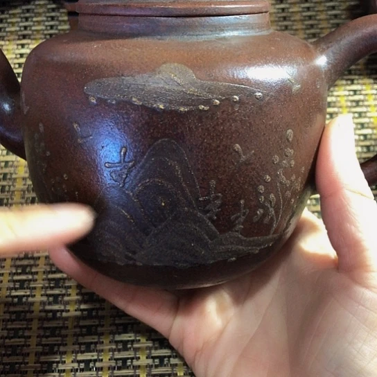 紫砂茶壶原矿泥料手工制作的紫砂壶。
