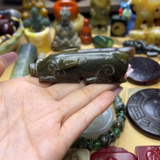 蛇纹石玉未镶嵌颈饰