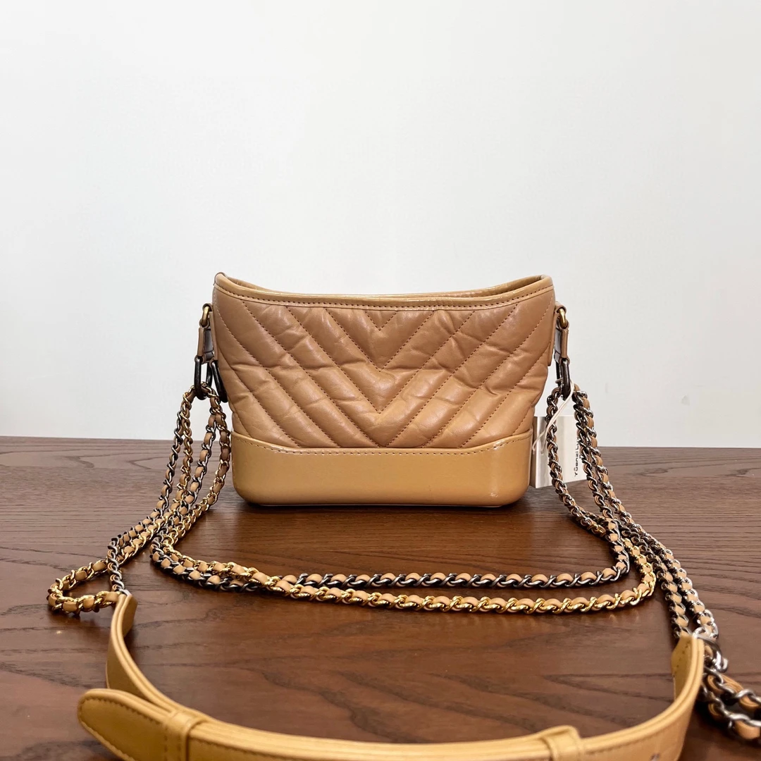 99新 Chanel/香奈儿 Chanel香奈儿 V纹流浪斜挎包 28开 尺寸20×15